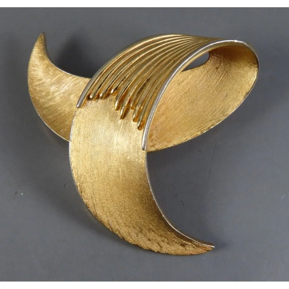 Vintage CROWN TRIFARI Brushed Gold Tone Brooch Pin SWIRL Loop Curl Ribbon Curly